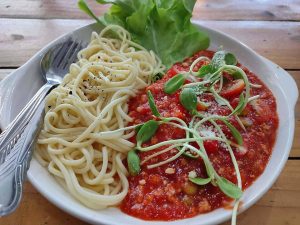 Espaguetis con Gulas y Tomate